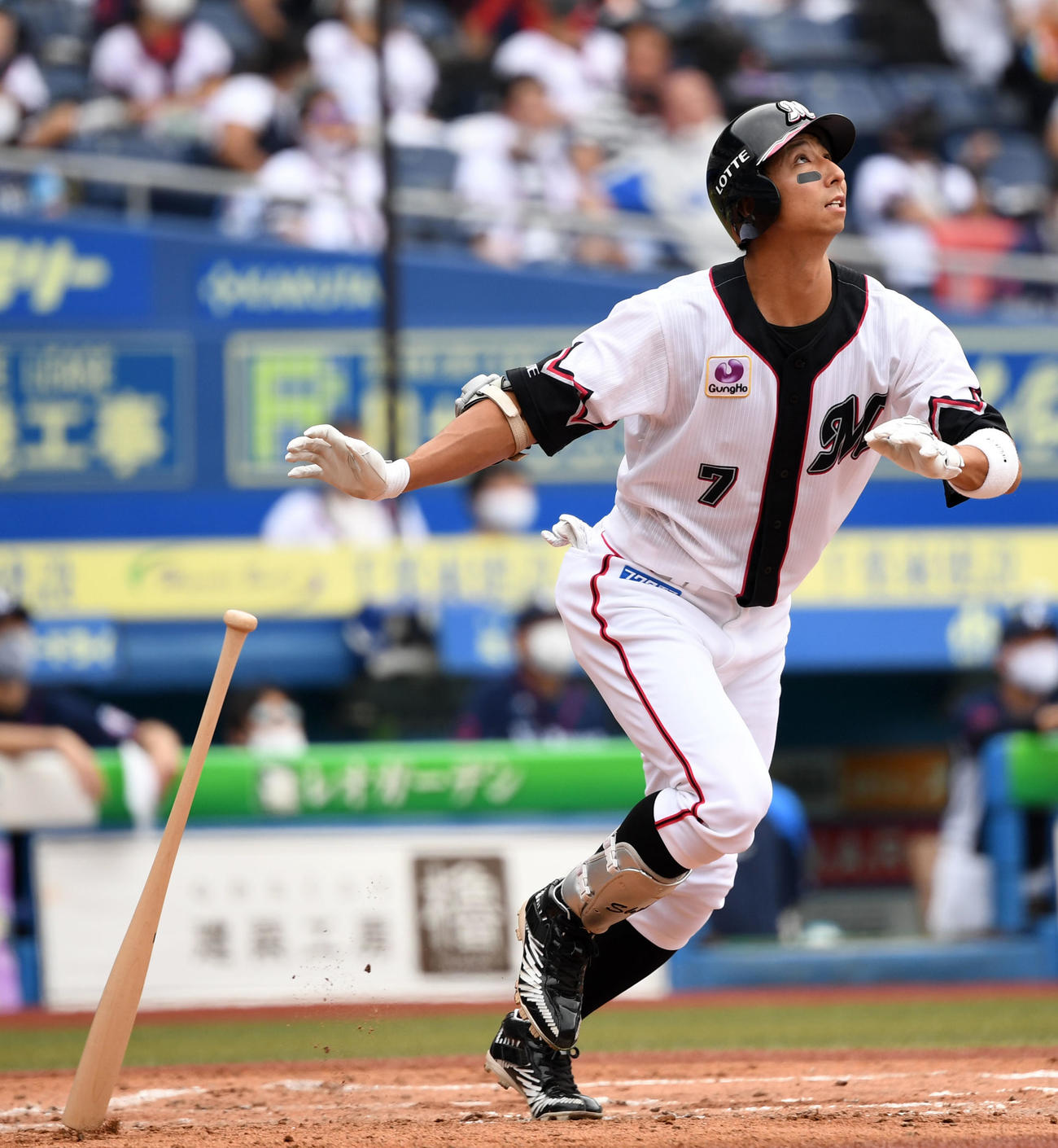 ロッテ対西武　2回裏ロッテ2死、右越え本塁打を放つ福田秀（撮影・横山健太）