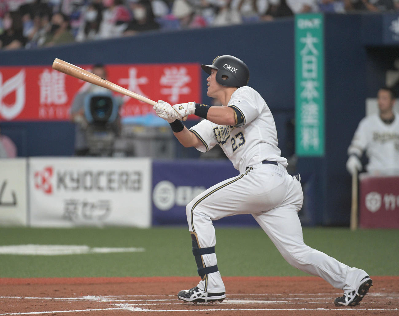 オリックス対楽天　7回裏オリックス1死満塁、伏見寅威は勝ち越しの走者一掃の適時三塁打を放つ（撮影・渦原淳）
