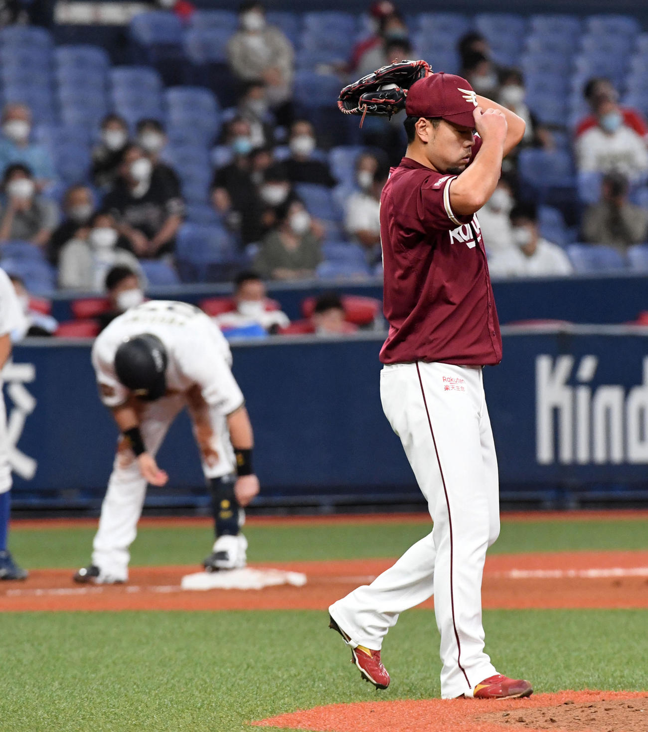 オリックス対楽天18回戦　7回裏オリックス1死満塁、伏見寅威に右中間へ走者一掃の適時三塁打を打たれがっくりする寺岡寛治（撮影・前岡正明）
