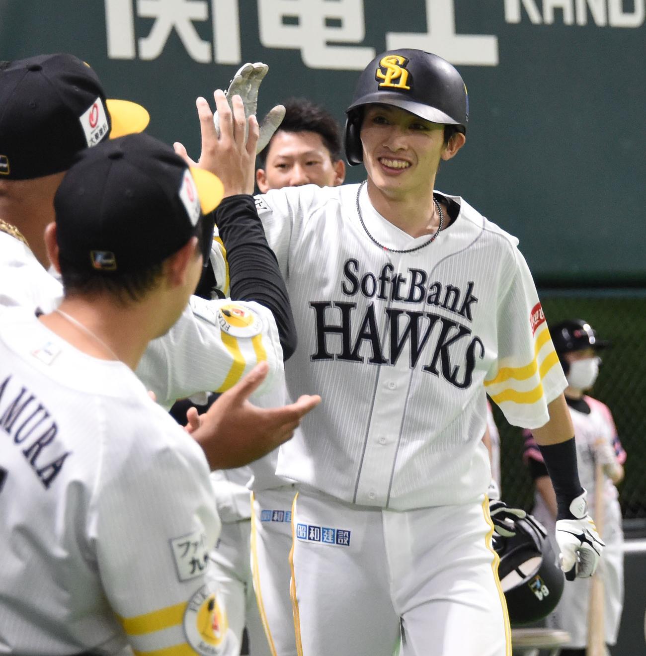 6回裏ソフトバンク1死一、二塁、周東佑京は右越えに3点本塁打を放ちナインと笑顔でタッチする（撮影・今浪浩三）
