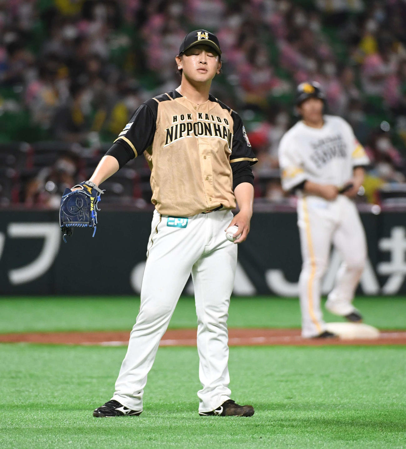 ソフトバンク対日本ハム　1回裏ソフトバンク2死満塁、先発の河野は真砂に押し出しの四球を与える（撮影・今浪浩三）