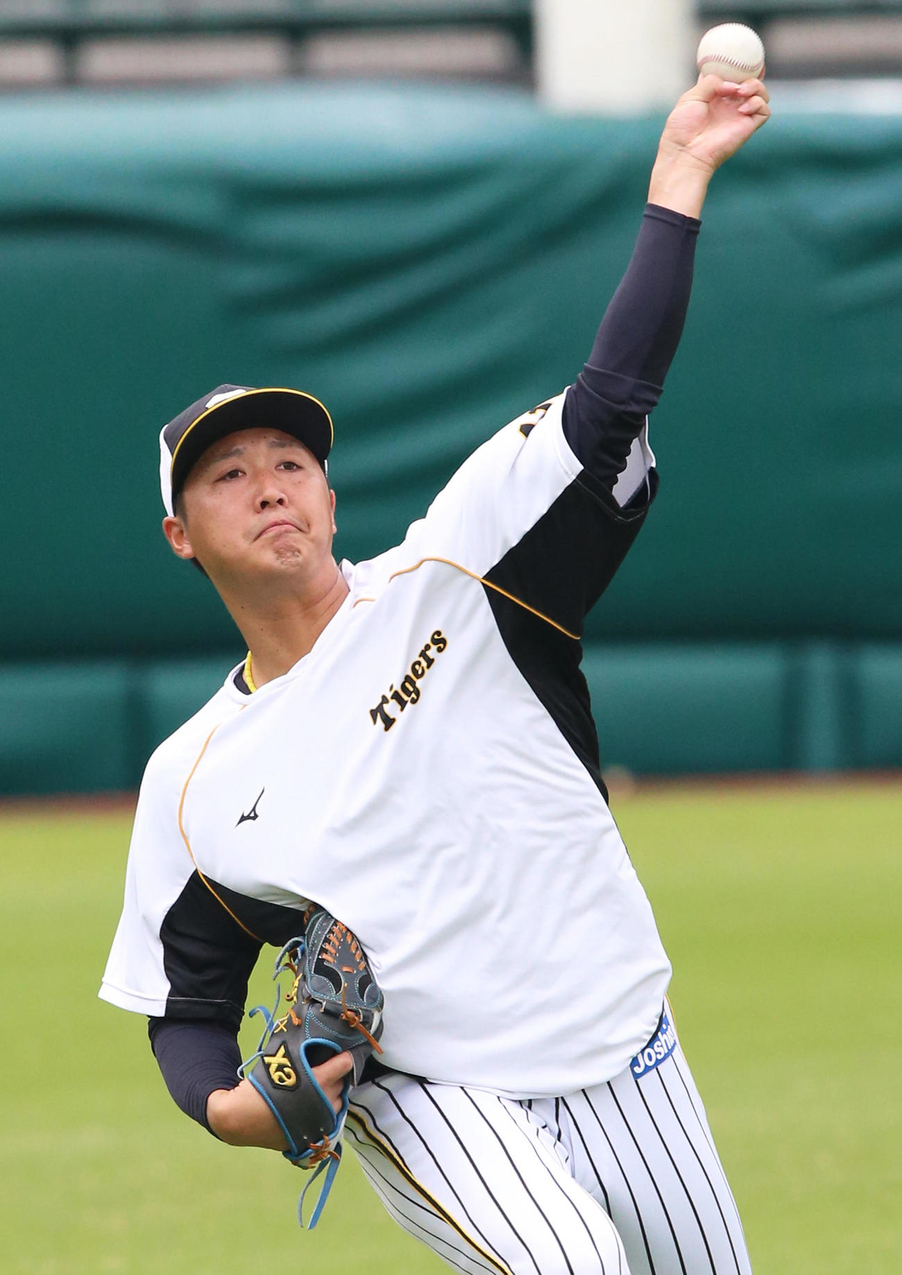 阪神対巨人　横山は1軍に合流しキャッチボールする（撮影・上山淳一）