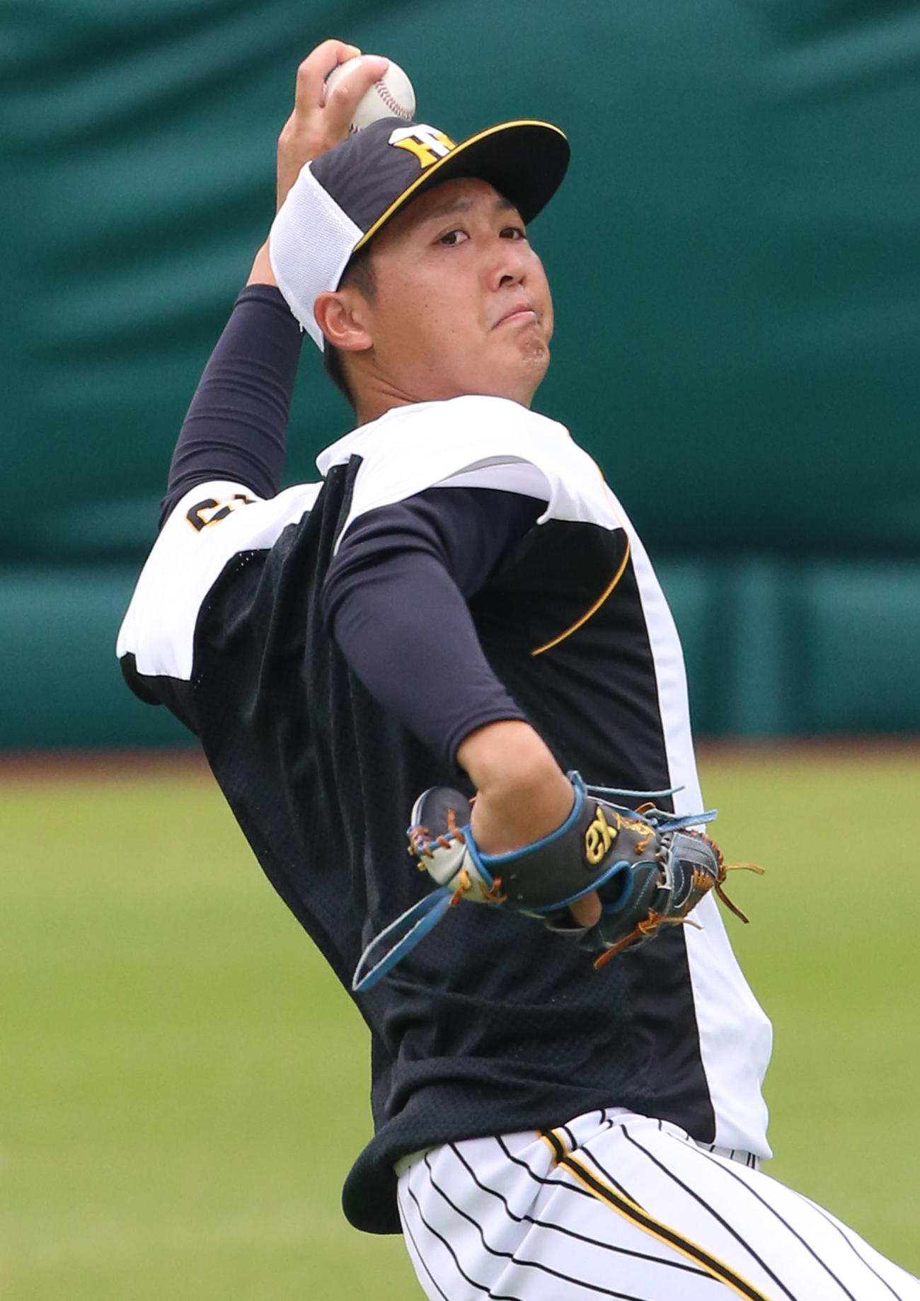 阪神対巨人　横山は1軍に合流しキャッチボールする（撮影・上山淳一）