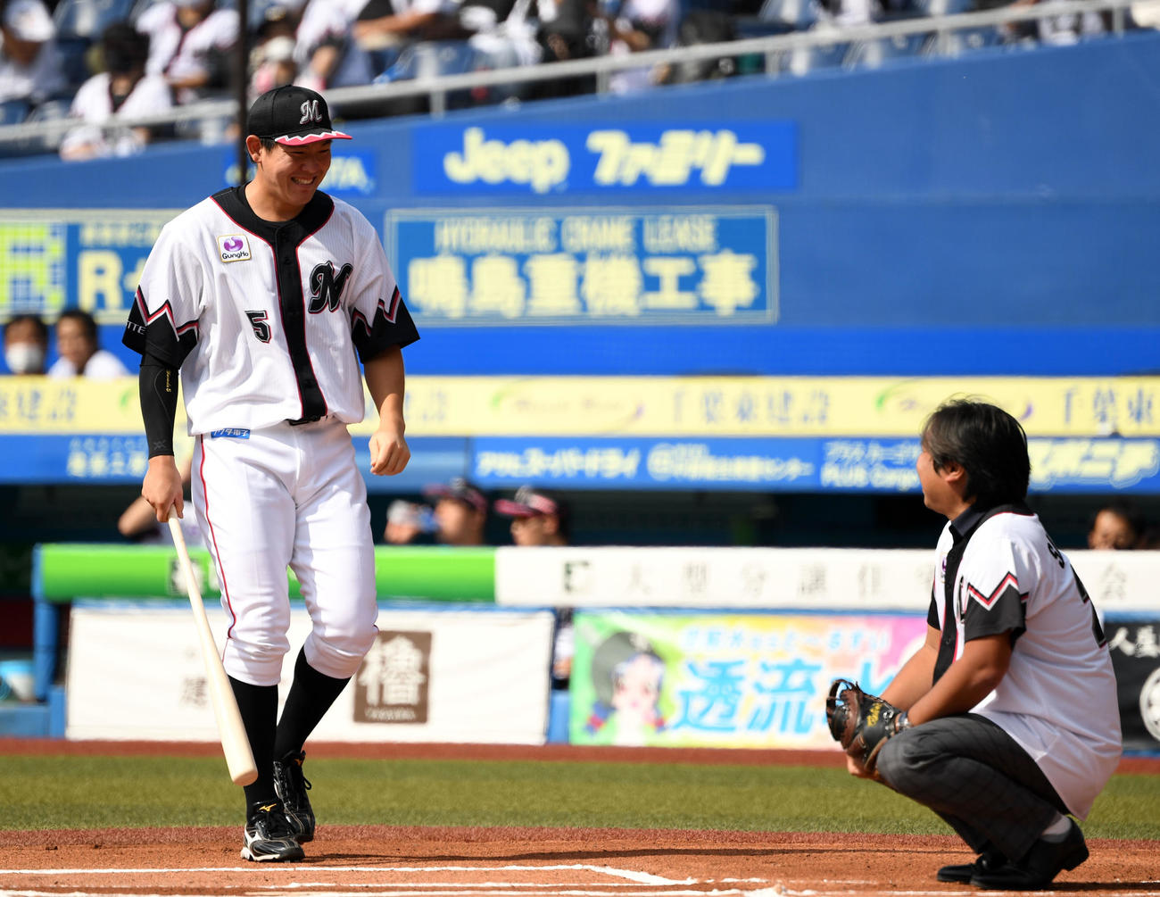 ロッテ対西武　会話を交わす安田（左）と里崎智也氏（撮影・横山健太）