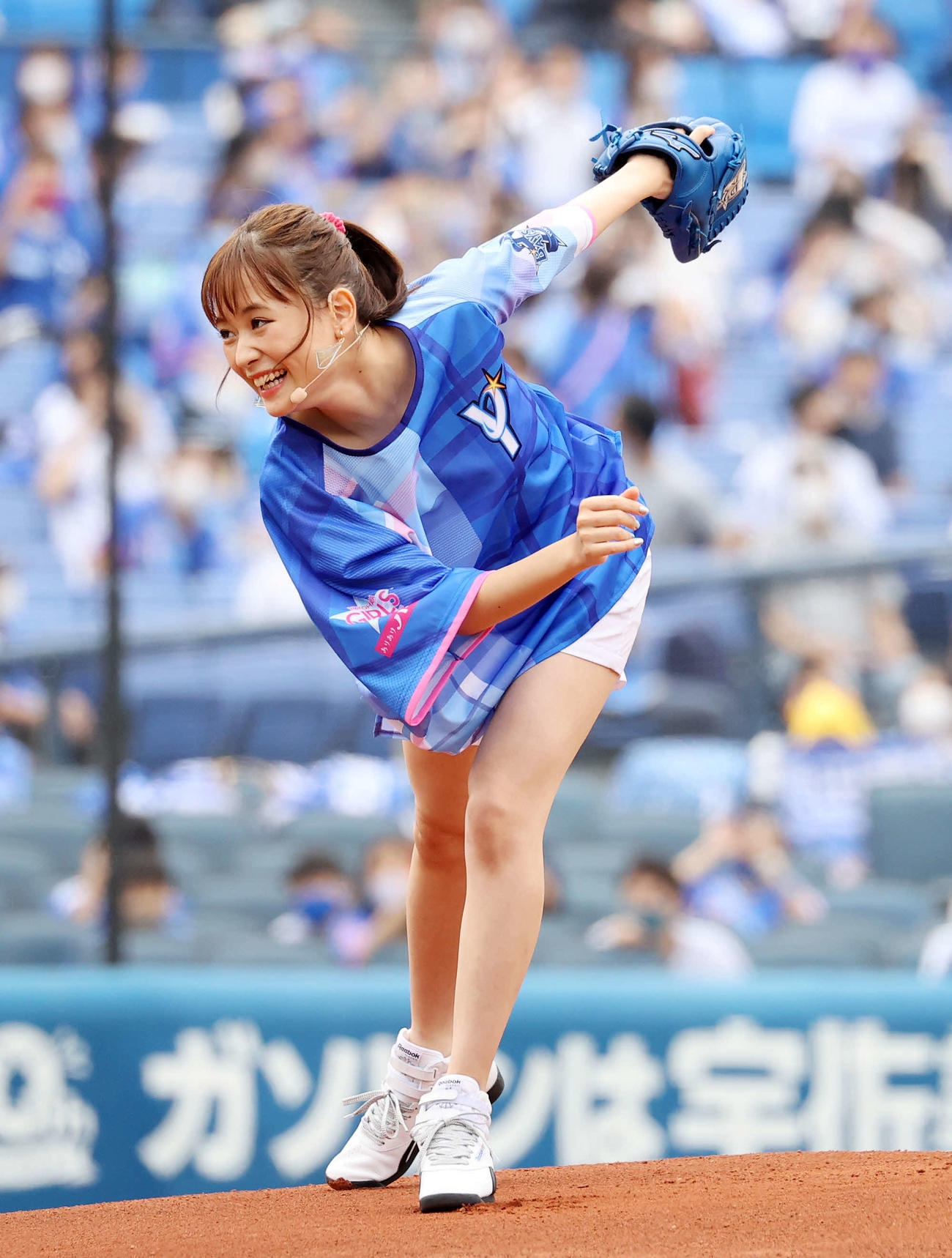 DeNA対中日　セレモニアルピッチする大原櫻子（撮影・鈴木正人）