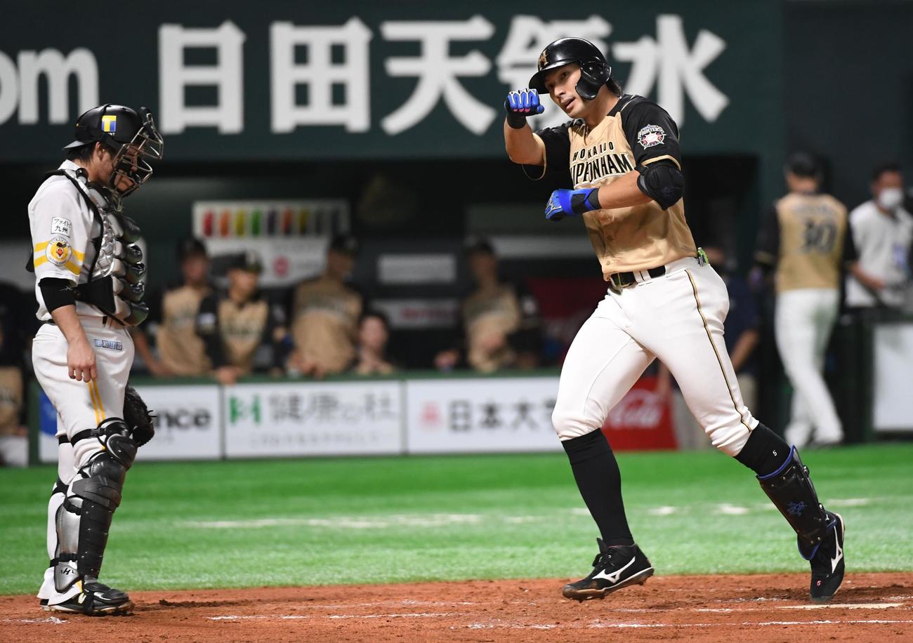 ソフトバンク対日本ハム　2回表日本ハム2死、大田は左越えにソロ本塁打を放ち生還する（撮影・今浪浩三）