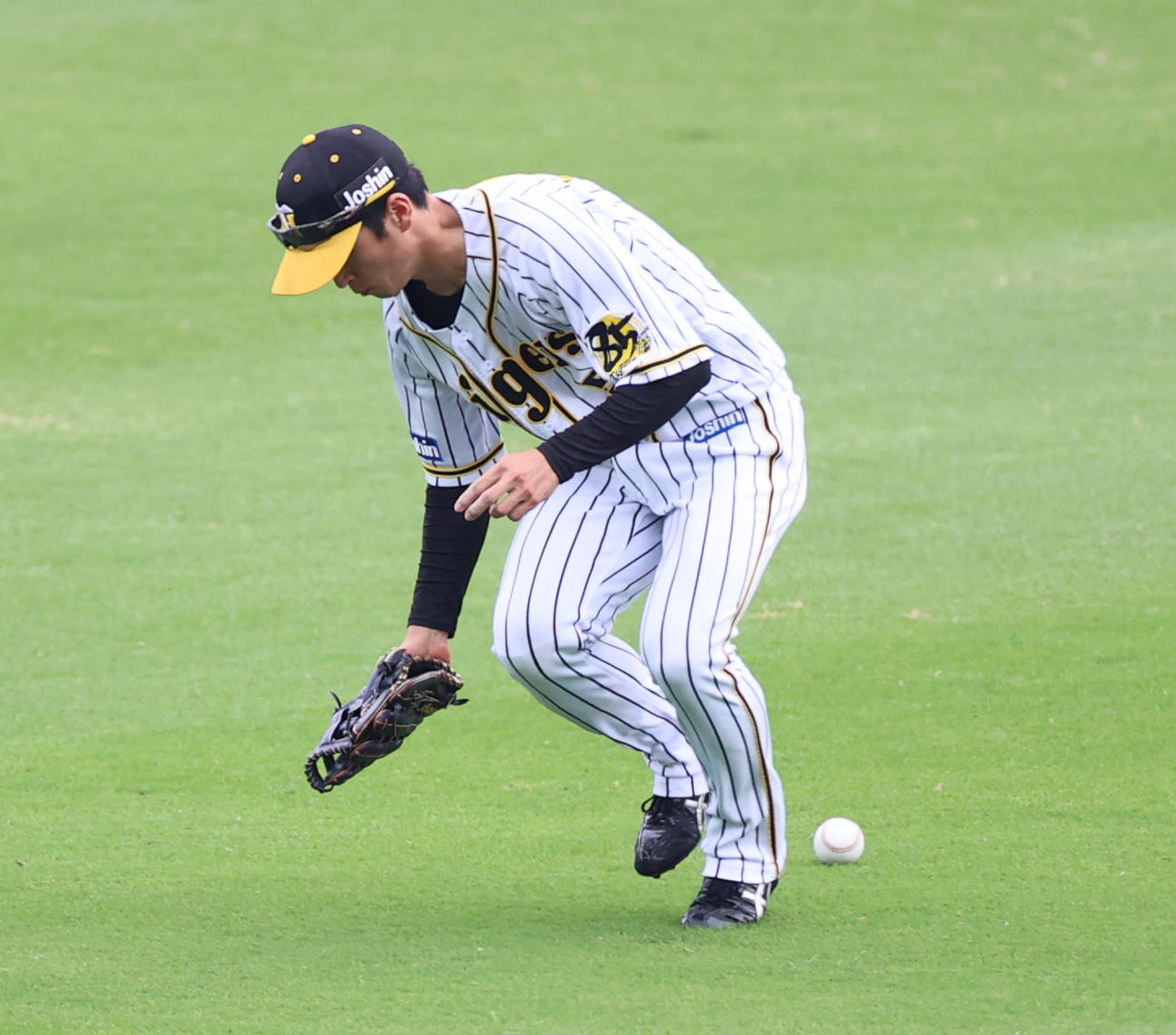 阪神対巨人　3回表巨人2死二塁、松原聖弥の中前適時打で中堅手近本光司が後逸する（撮影・清水貴仁）
