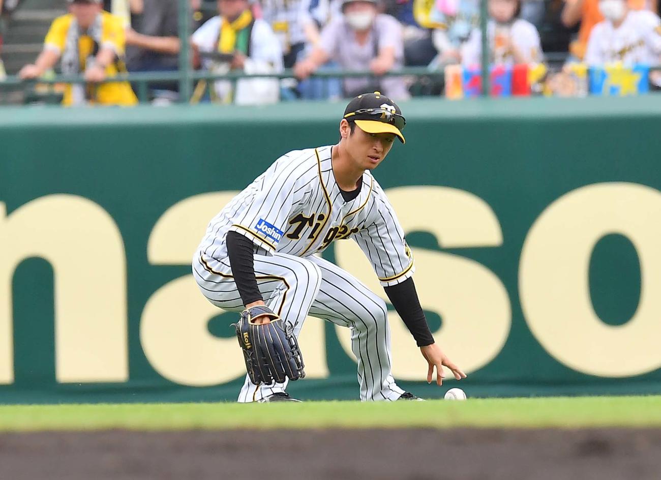 阪神対巨人　2回表巨人2死二塁、松原聖弥の中前安打を後逸する近本光司（撮影・上田博志）