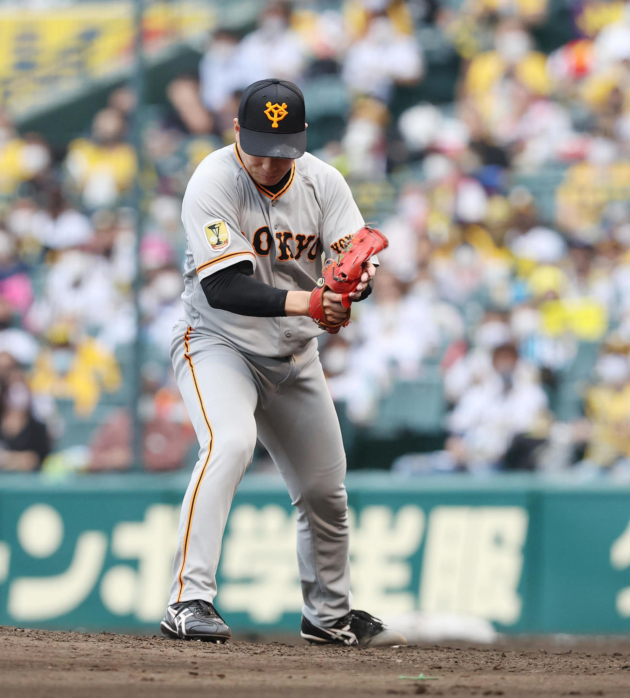 阪神対巨人　3回裏阪神2死満塁、小幡を三振に仕留め力強くグラブをたたく大江（撮影・垰建太）