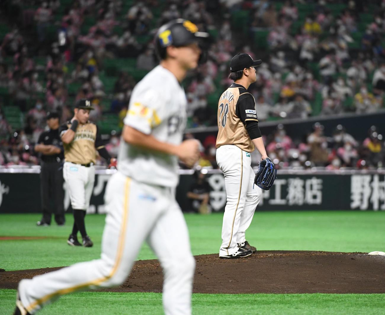 ソフトバンク対日本ハム　1回裏ソフトバンク2死満塁、先発の河野竜生は真砂勇介に押し出しの四球を与える（撮影・今浪浩三）