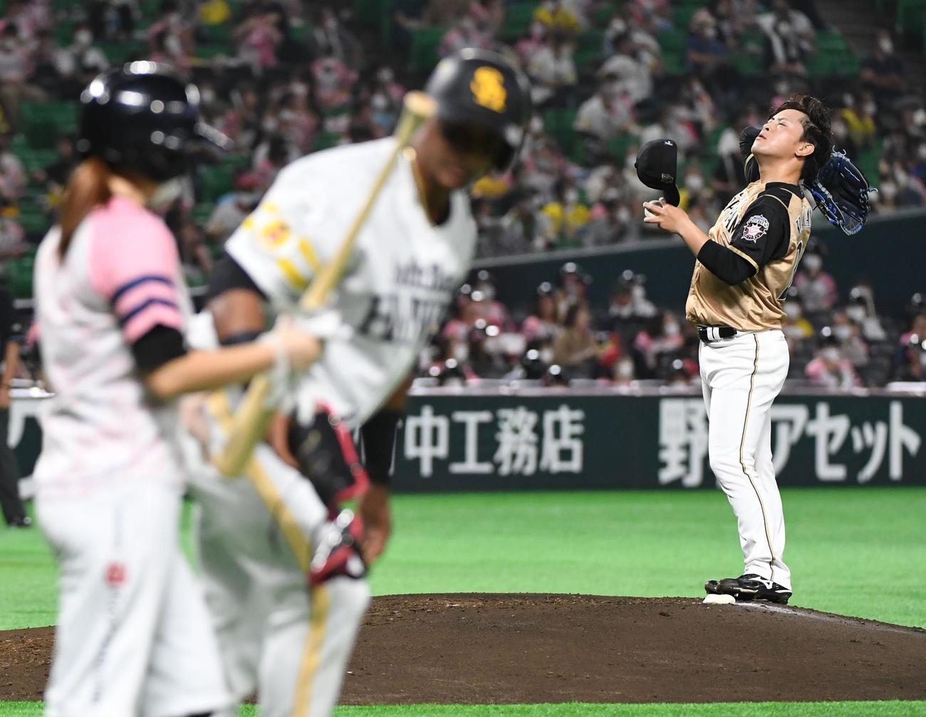 ソフトバンク対日本ハム　1回裏ソフトバンク2死二塁、先発の河野竜生はジュリスベル・グラシアルに四球を与える（撮影・今浪浩三）