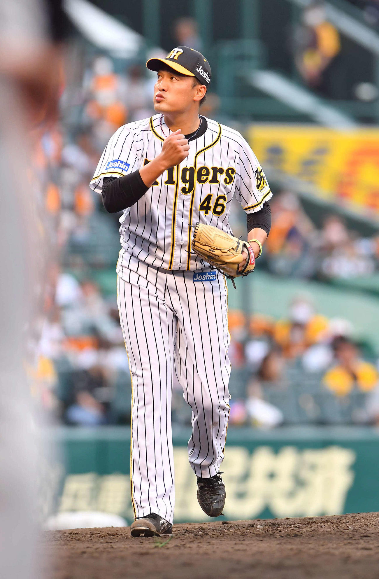 阪神対巨人　5回表巨人2死三塁、吉川尚輝から三振を奪いガッツポーズする秋山拓巳（撮影・上田博志）