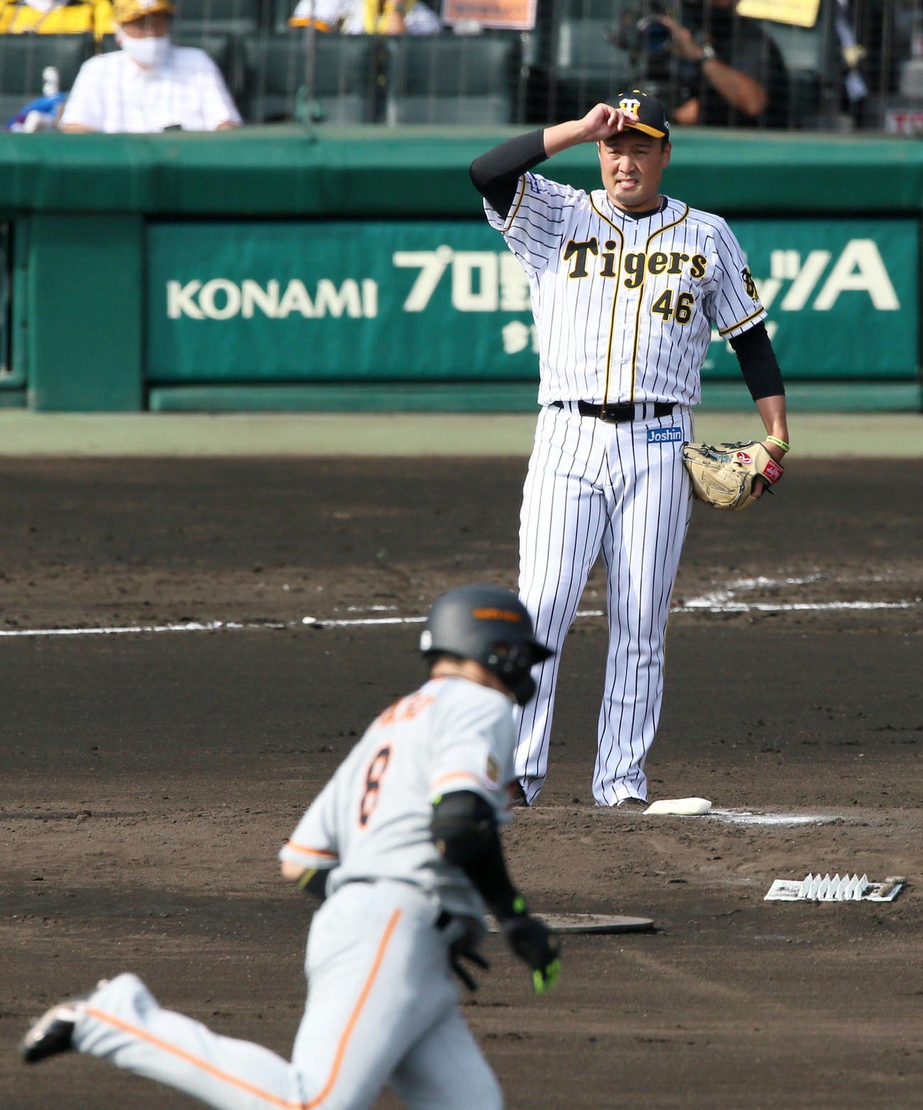 阪神対巨人　2回表巨人1死、秋山は丸（手前）に先制の中越え本塁打を被弾する（撮影・上山淳一）