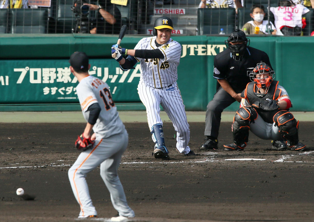 阪神対巨人　2回裏阪神2死、秋山は中前打を放つ（撮影・上山淳一）