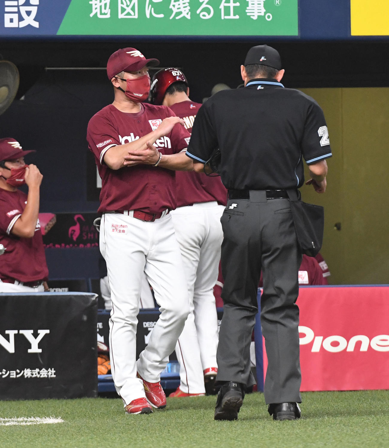 オリックス対楽天　6回、交代を告げる三木監督（撮影・前岡正明）
