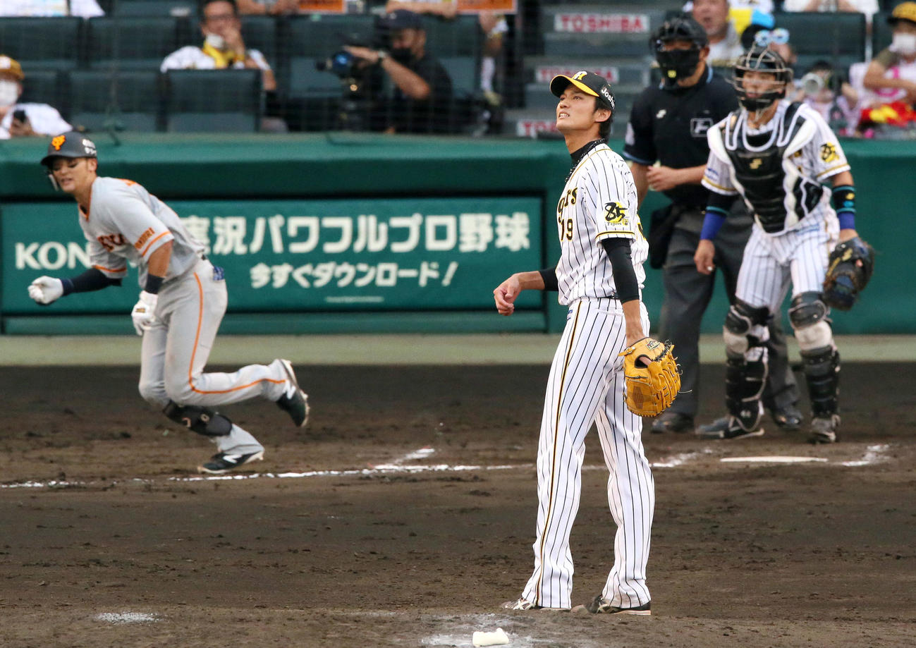 阪神対巨人19回戦　7回表巨人1死一、三塁、藤浪晋太郎（手前右）は吉川尚輝に右に適時二塁打を打たれる（撮影・上山淳一）