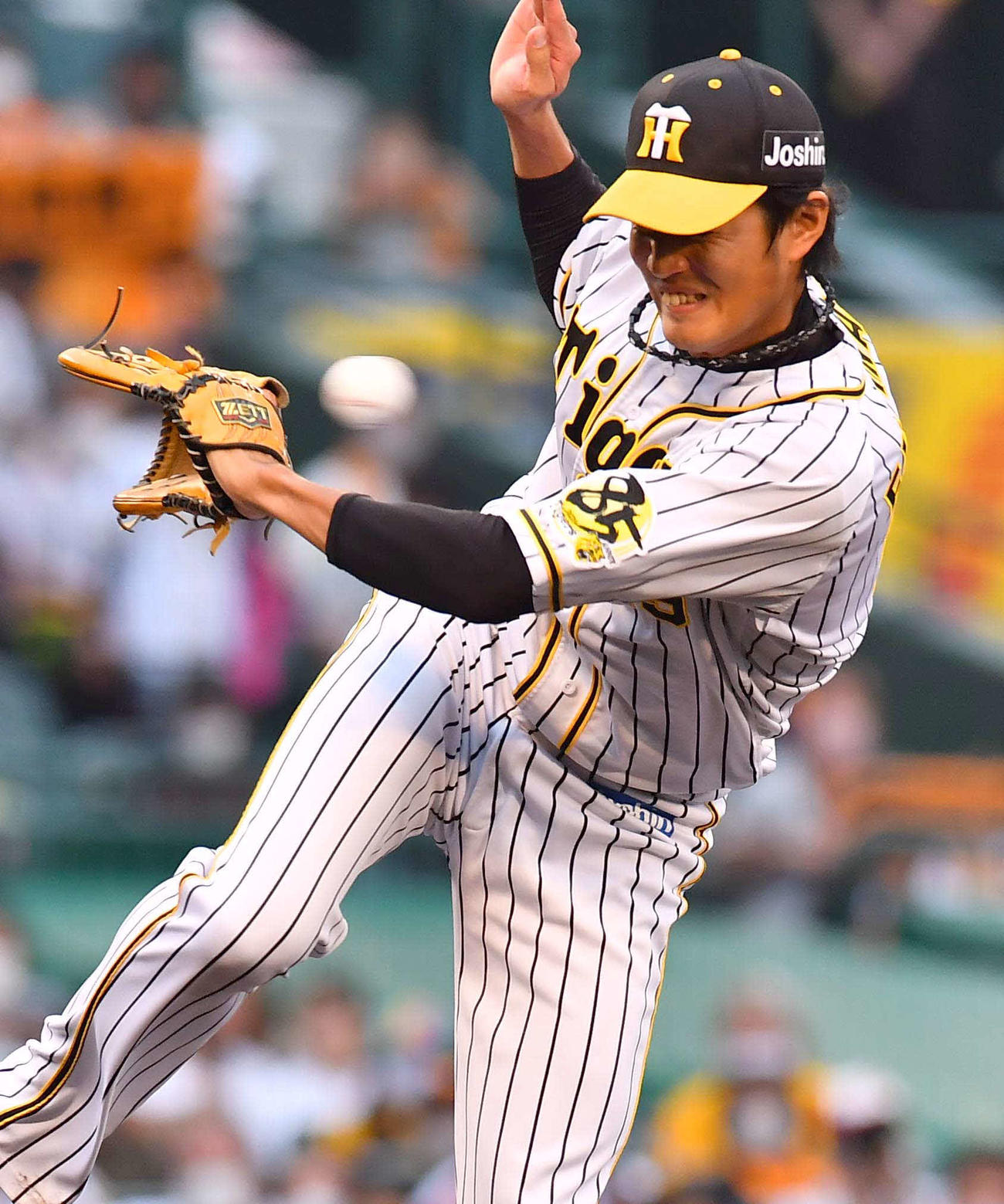 阪神対巨人　6回表巨人1死、坂本勇人の打球にグラブを出すも捕れず中前安打を許す藤浪晋太郎（撮影・上田博志）