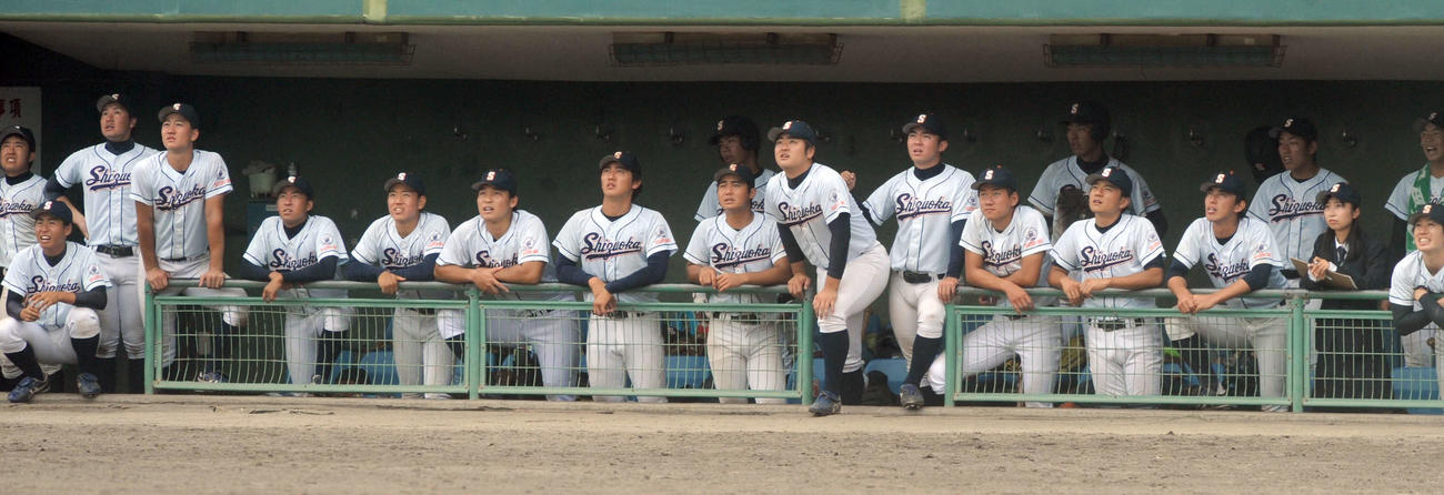 中飛に倒れた最終打者の打球を見つめる静岡大ナイン