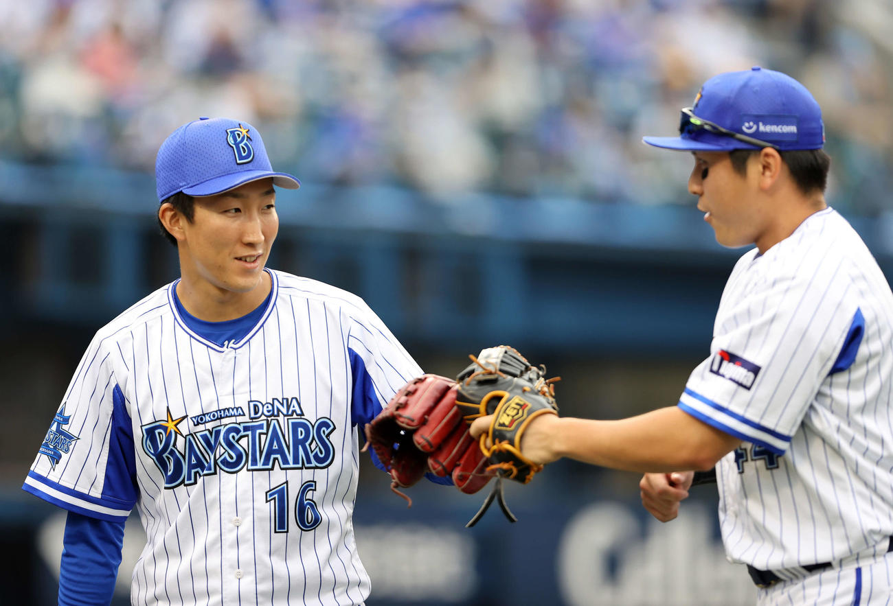 DeNA対中日　5回表中日2死三塁、木下拓の左飛を好捕した佐野（右）を笑顔で迎えるDeNA大貫（撮影・鈴木正人）