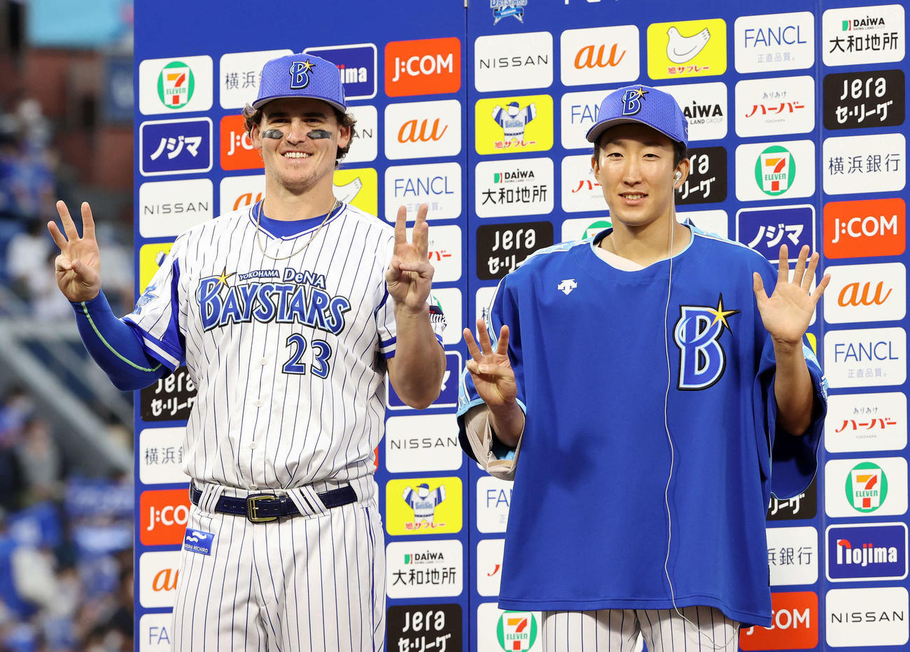 DeNA対中日　お立ち台ポーズを決める。3本塁打6打点のDeNAオースティン（左）と8勝目の大貫（撮影・鈴木正人）