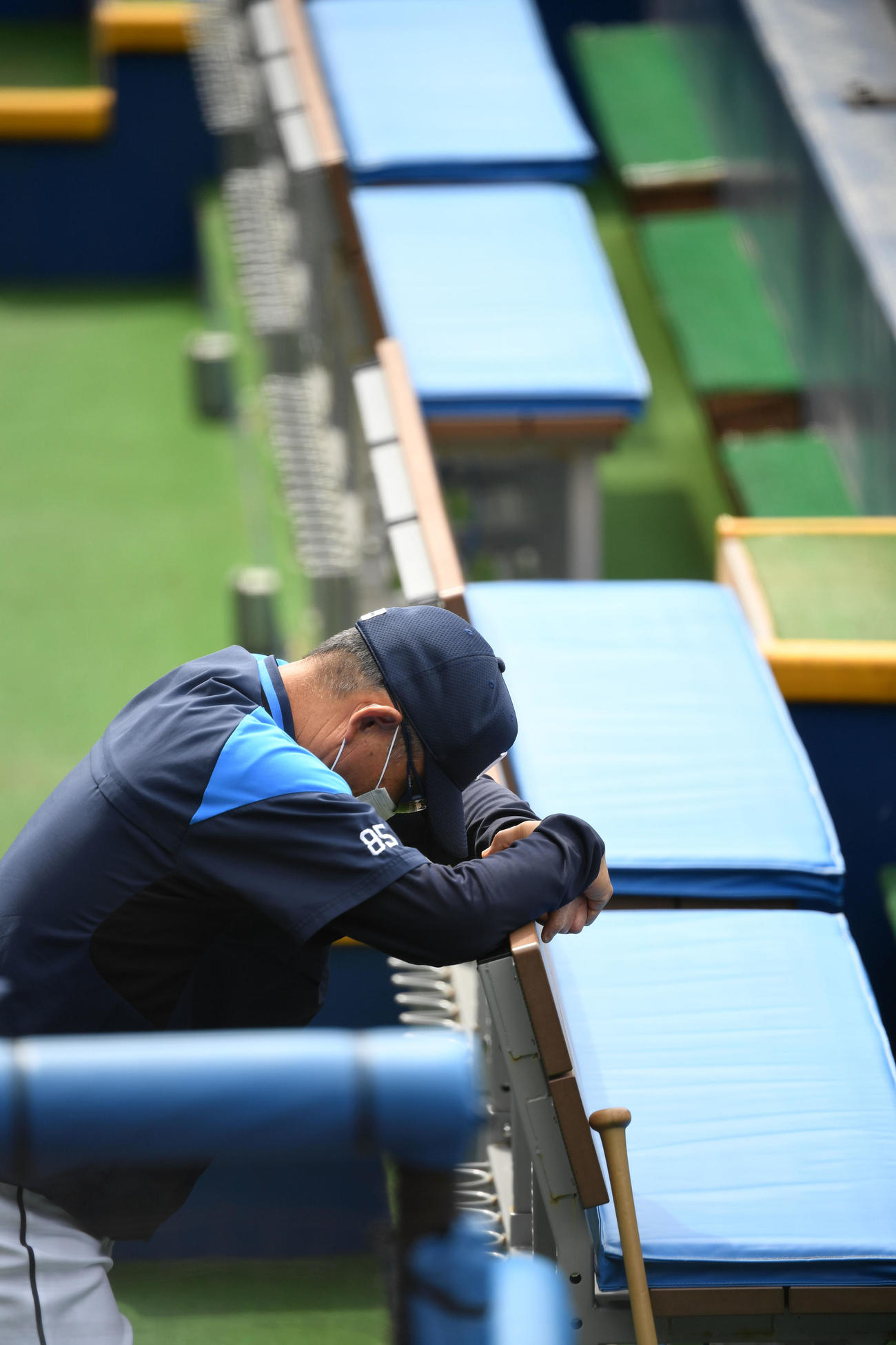 ロッテ対西武　ベンチでうつむく西武辻監督（撮影・横山健太）