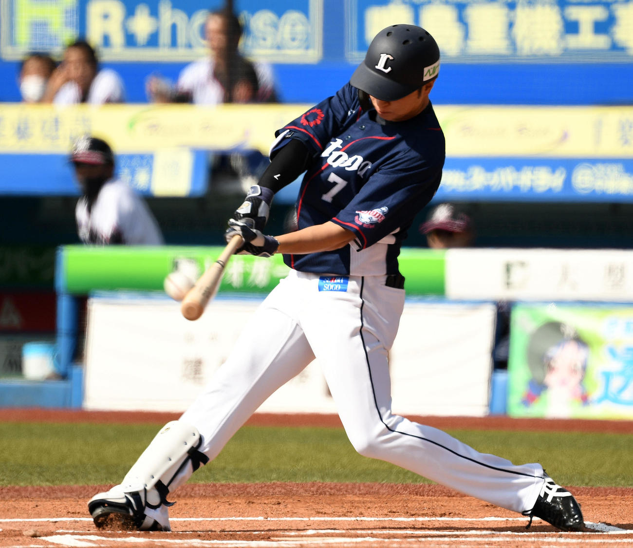 ロッテ対西武　1回表西武無死、右越え先頭打者本塁打を放つ金子（撮影・横山健太）