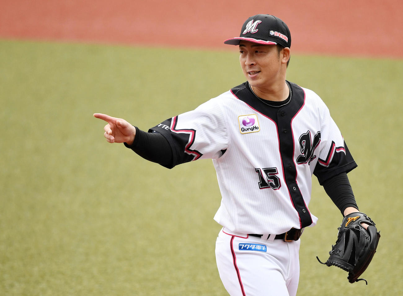 ロッテ対西武　7回表を無失点に抑えベンチへ引き揚げるロッテ美馬（撮影・横山健太）
