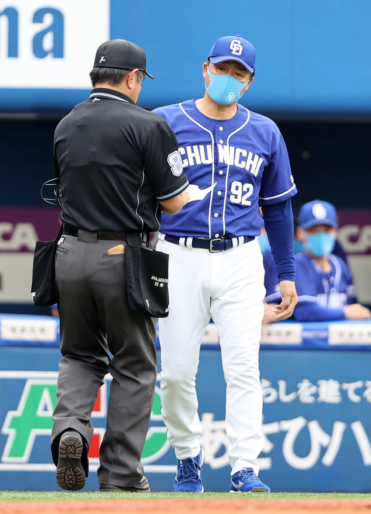 DeNA対中日　4回裏、投手交代を告げる中日与田監督（撮影・鈴木正人）