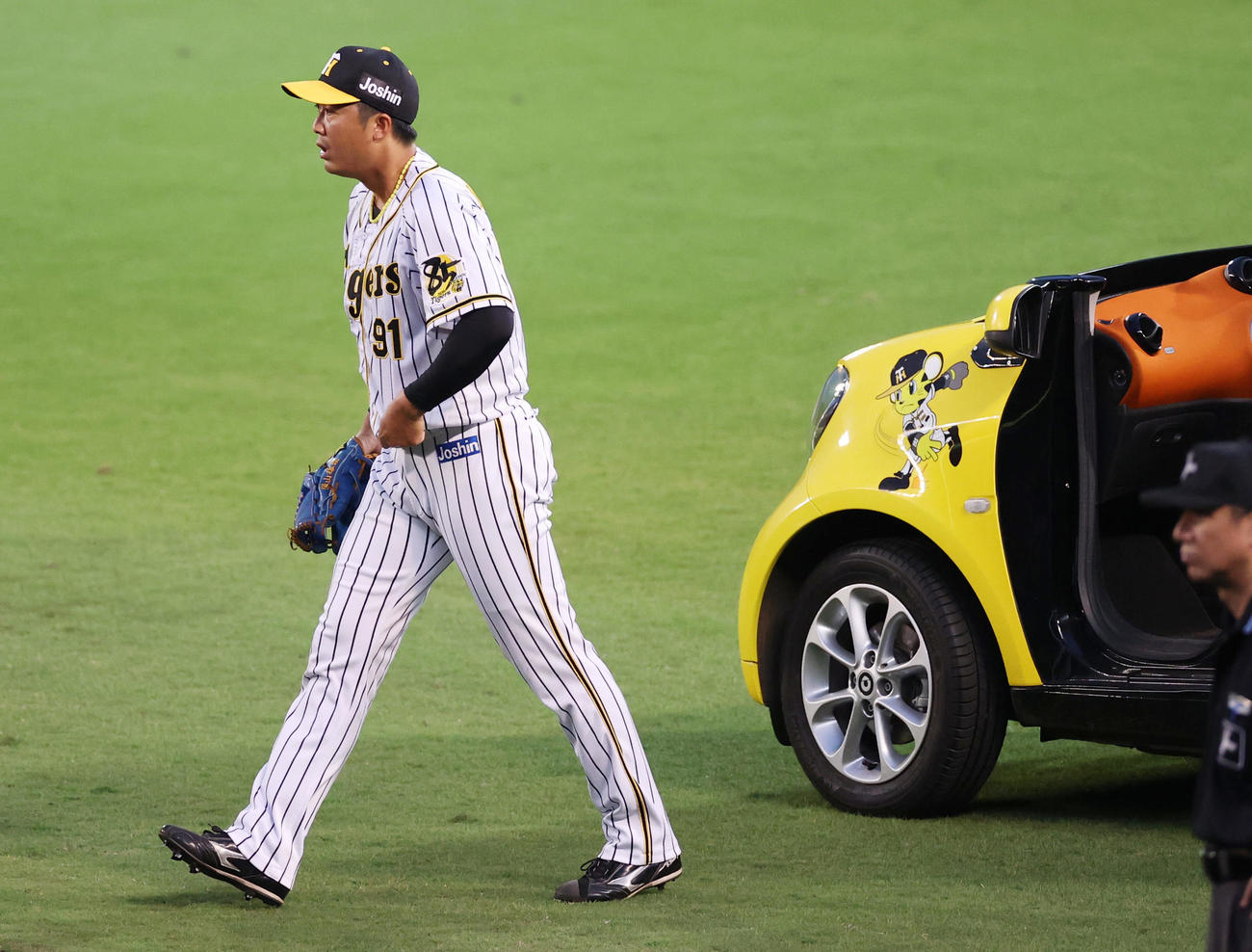 9回、マウンドへ向かう横山雄哉（撮影・清水貴仁）