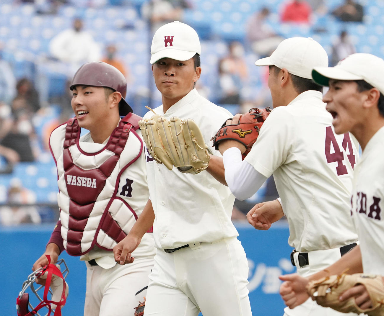 法大対早大　9回の投球を終え、ナインとタッチをする早大・早川（左から2人目）（撮影・菅敏）
