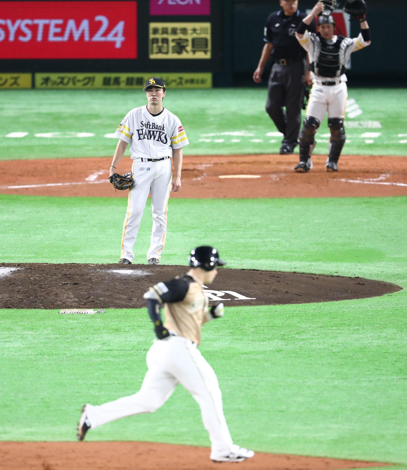 4回表日本ハム無死一塁、近藤に右越え本塁打を浴びた和田（撮影・梅根麻紀）