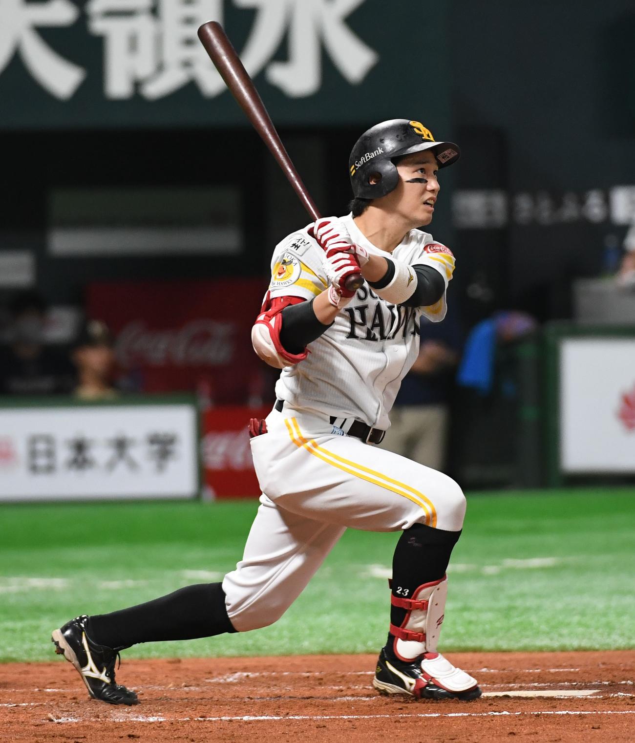 ソフトバンク対日本ハム　1回裏ソフトバンク2死二、三塁、栗原陵矢は右前に2点適時打を放つ（撮影・今浪浩三）