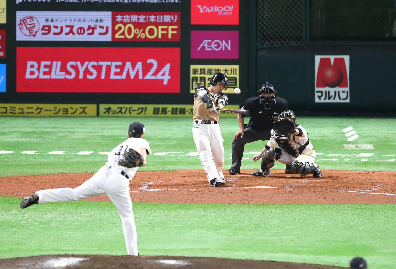 ソフトバンク対日本ハム　4回表日本ハム無死一塁、近藤は右越え本塁打を放つ（撮影・梅根麻紀）