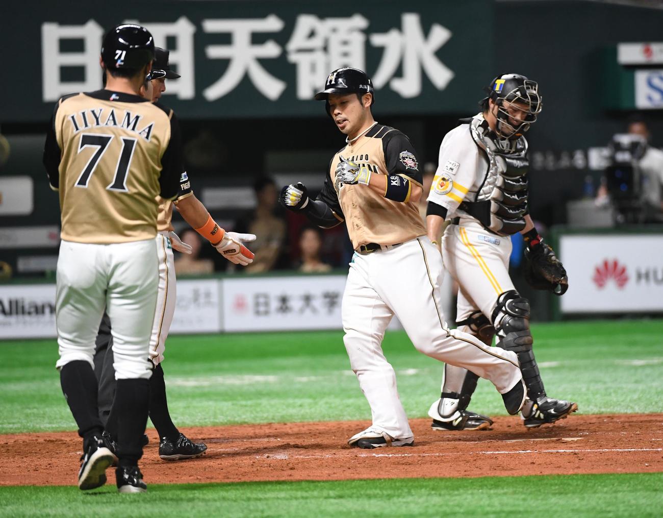 ソフトバンク対日本ハム　4回表日本ハム無死一塁、近藤健介は右中間に2点本塁打を放ち生還する（撮影・今浪浩三）