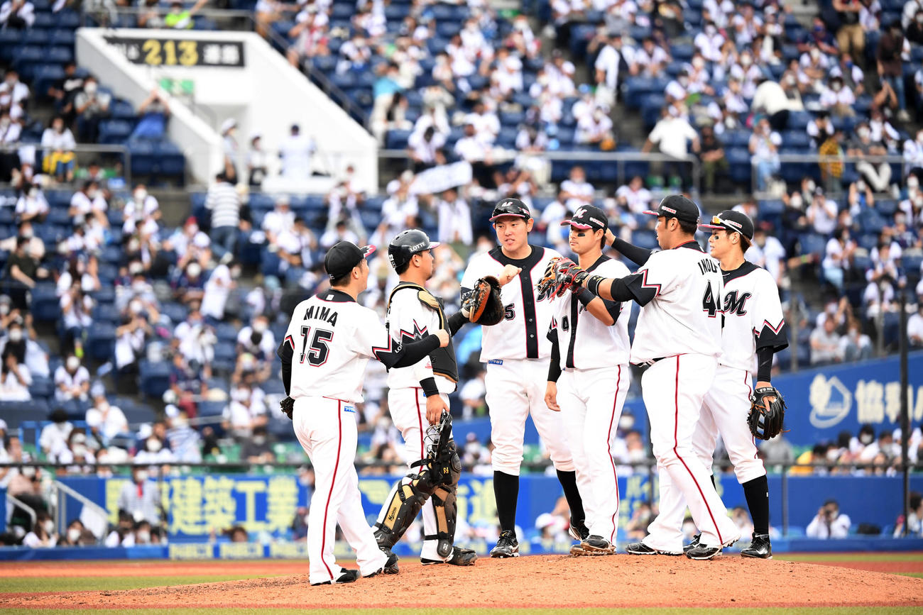 ロッテ対西武　西武に勝利しタッチを交わすロッテナイン（撮影・横山健太）