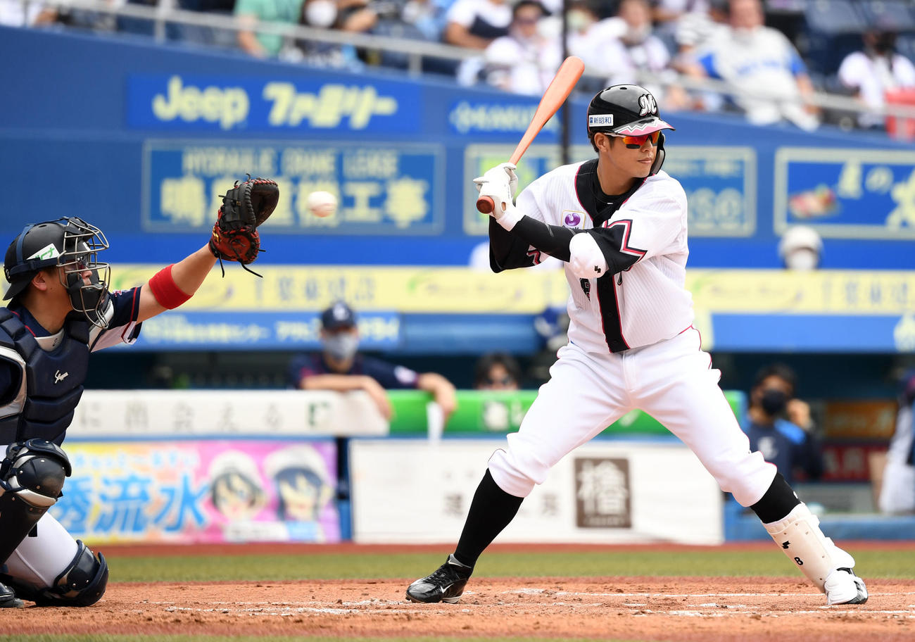 ロッテ対西武　2回裏ロッテ2死、四球を選ぶ中村奨（撮影・横山健太）