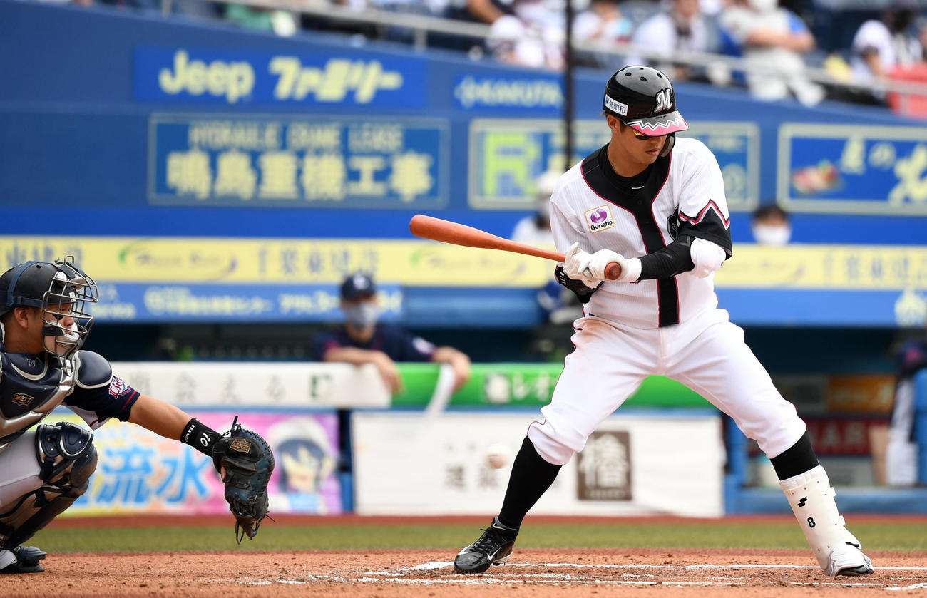 ロッテ対西武　6回裏ロッテ無死一塁、四球を選ぶ中村奨（撮影・横山健太）