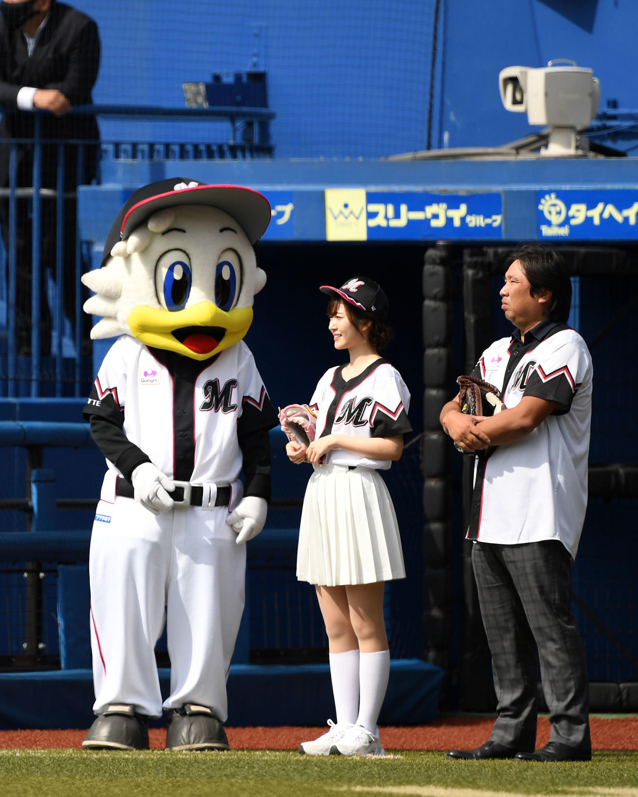 ロッテ対西武　ファーストピッチセレモニーに登場した鈴木愛理（左）と里崎智也氏（撮影・横山健太）