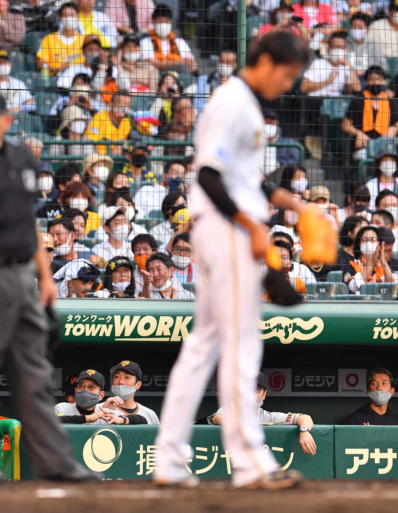 阪神対巨人　2イニング目の7回に3失点した藤浪晋太郎（右）と原辰徳監督（撮影・上田博志）