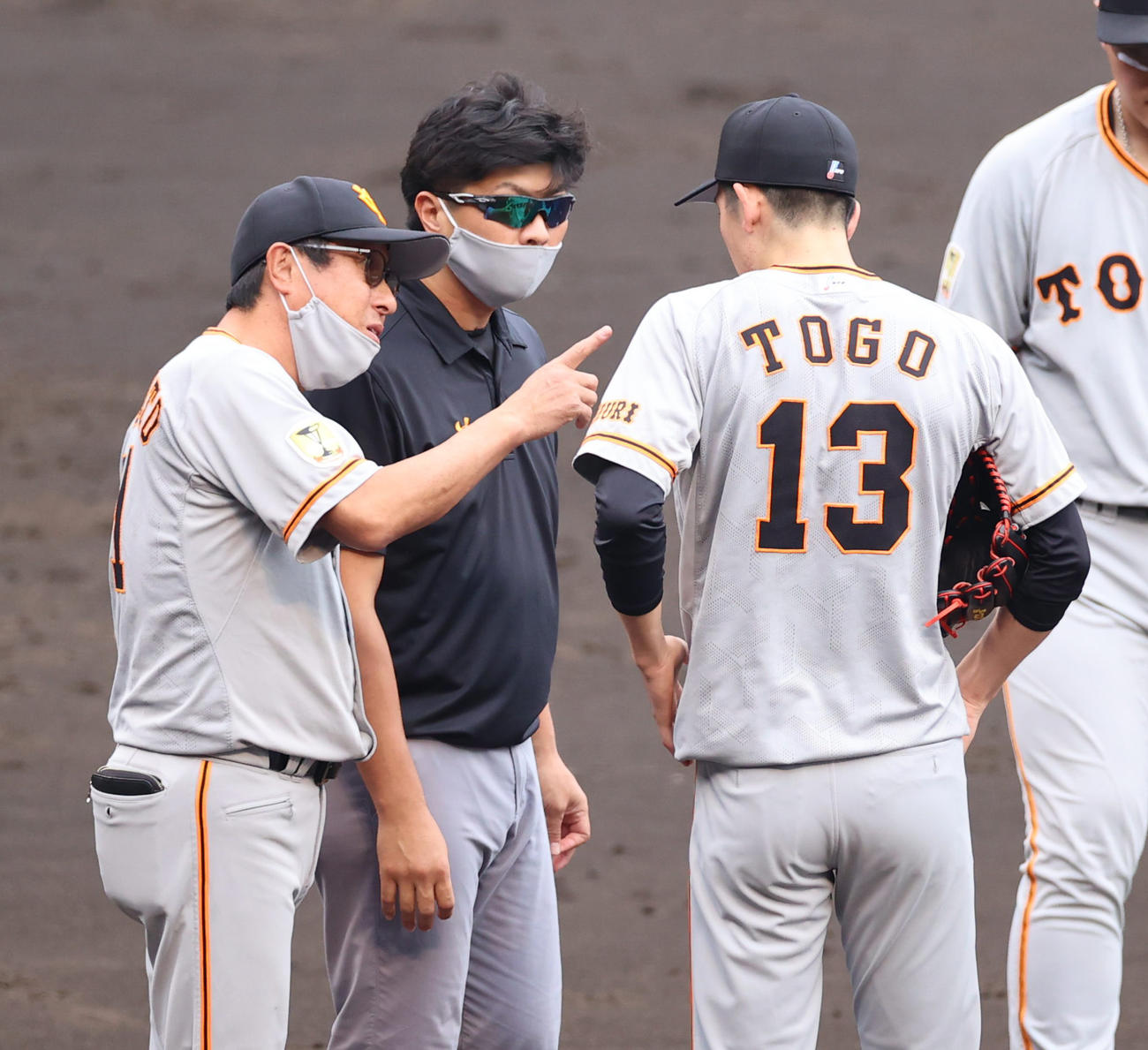 阪神対巨人　3回裏阪神無死満塁、トレーナーを引き連れマウンドの戸郷翔征（右）の様子を見に来る宮本和知コーチ（撮影・清水貴仁）