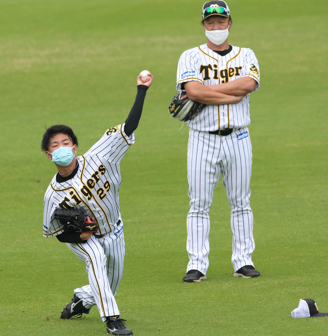 阪神対巨人19回戦　試合前の練習でキャッチボールする高橋遥人、右は福原忍投手コーチ（撮影・上山淳一）