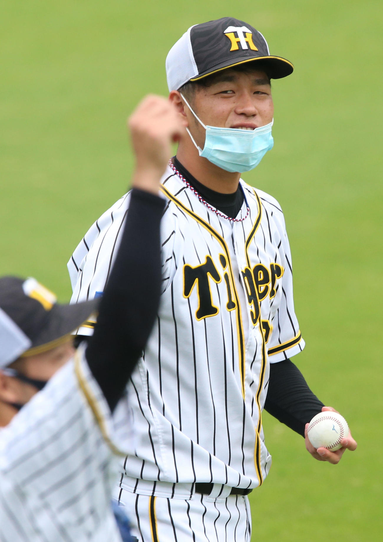 阪神対巨人19回戦　試合前の練習で、リラックスした表情を見せる高橋遥人（撮影・上山淳一）