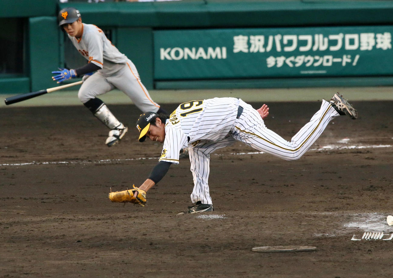 阪神対巨人　7回表巨人1死二、三塁、藤浪（手前）は松原に中前2点適時打を浴びる（撮影・上山淳一）