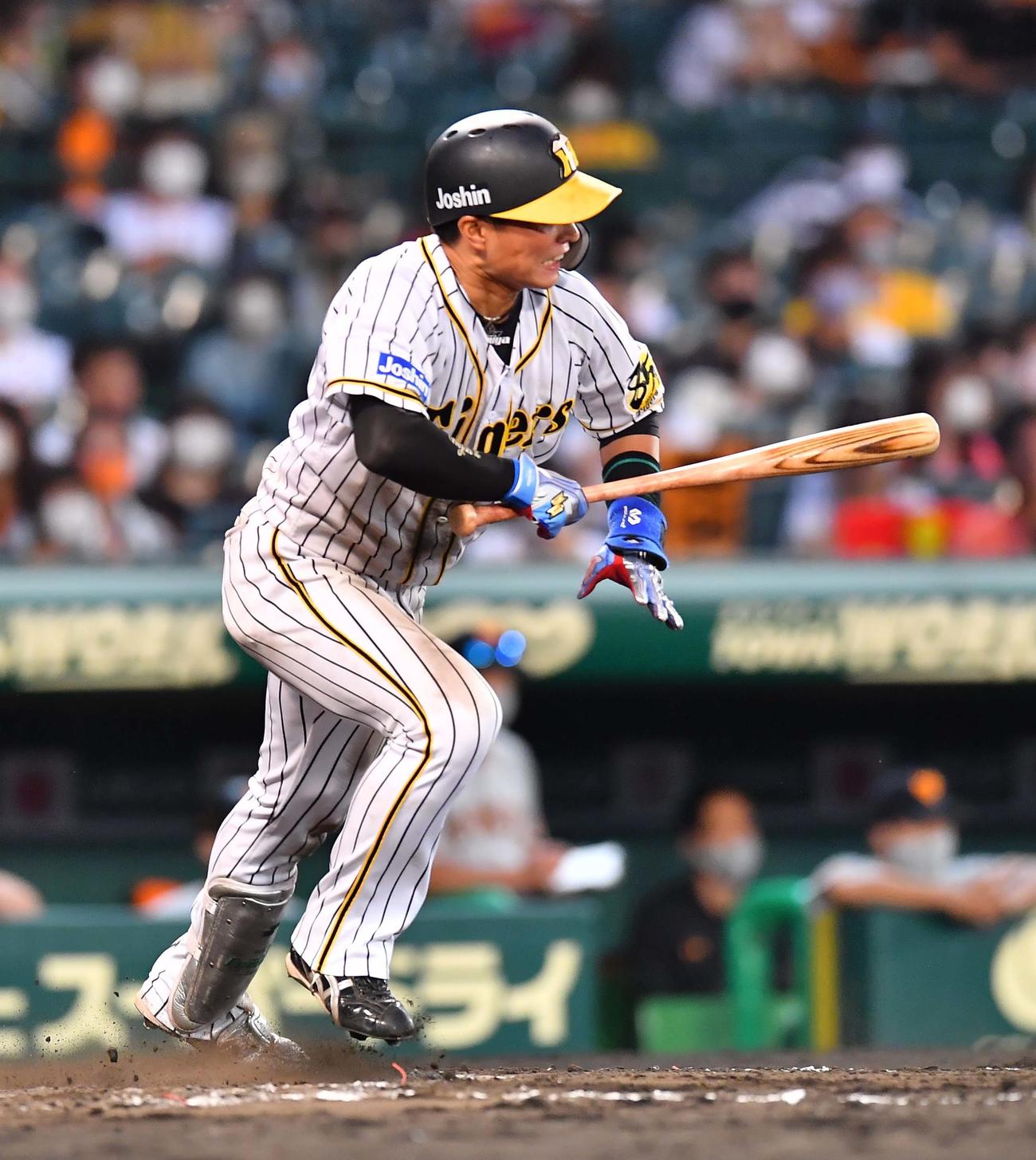 阪神対巨人　9回裏阪神無死一塁、左前安打を放つ北條史也（撮影・上田博志）
