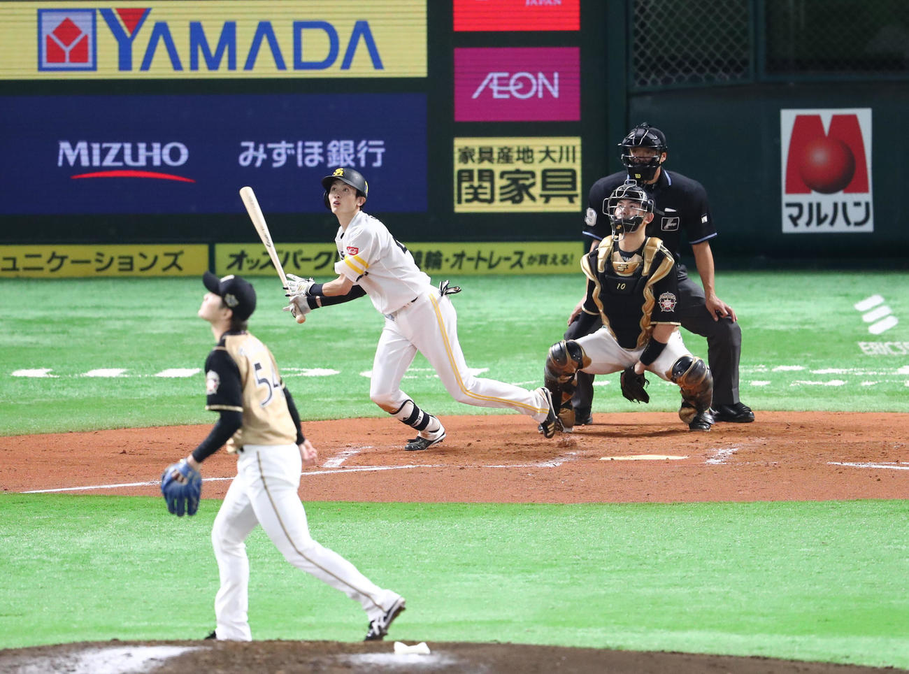ソフトバンク対日本ハム　6回裏ソフトバンク1死一、二塁、周東佑京は右越えに3点本塁打を放つ（撮影・梅根麻紀）