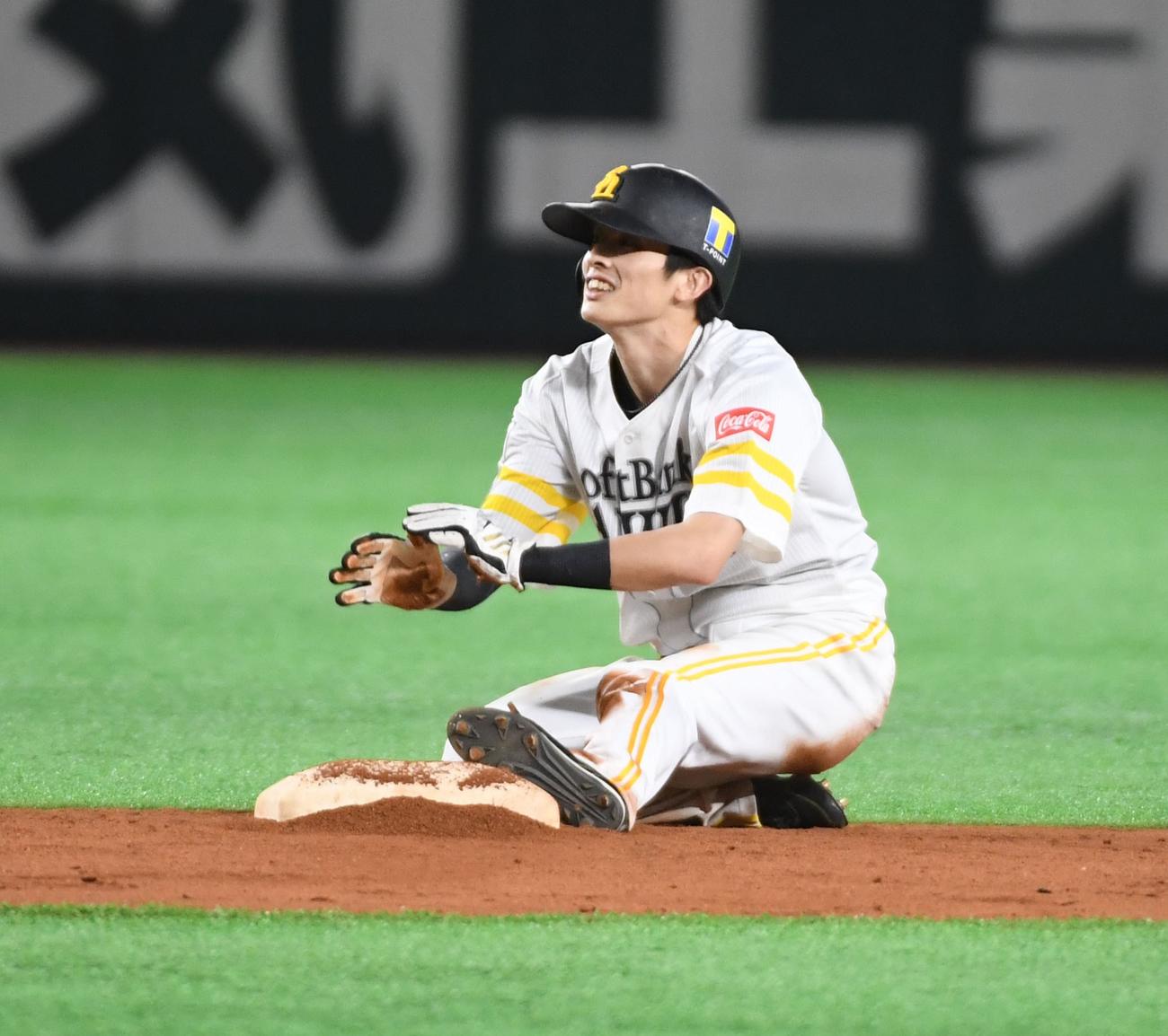ソフトバンク対日本ハム　8回裏ソフトバンク1死一塁、明石健志のとき、一塁走者の周東佑京は30個目の盗塁を決める（撮影・今浪浩三）