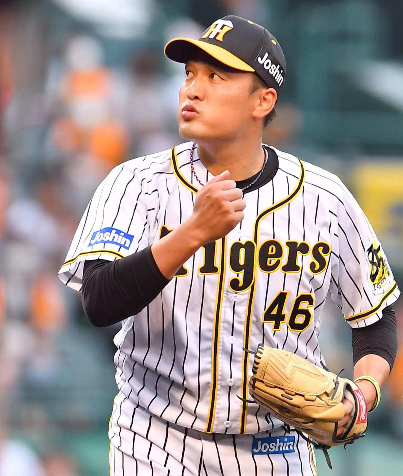 阪神対巨人　5回表巨人2死三塁、吉川尚輝から三振を奪いガッツポーズする秋山拓巳（撮影・上田博志）
