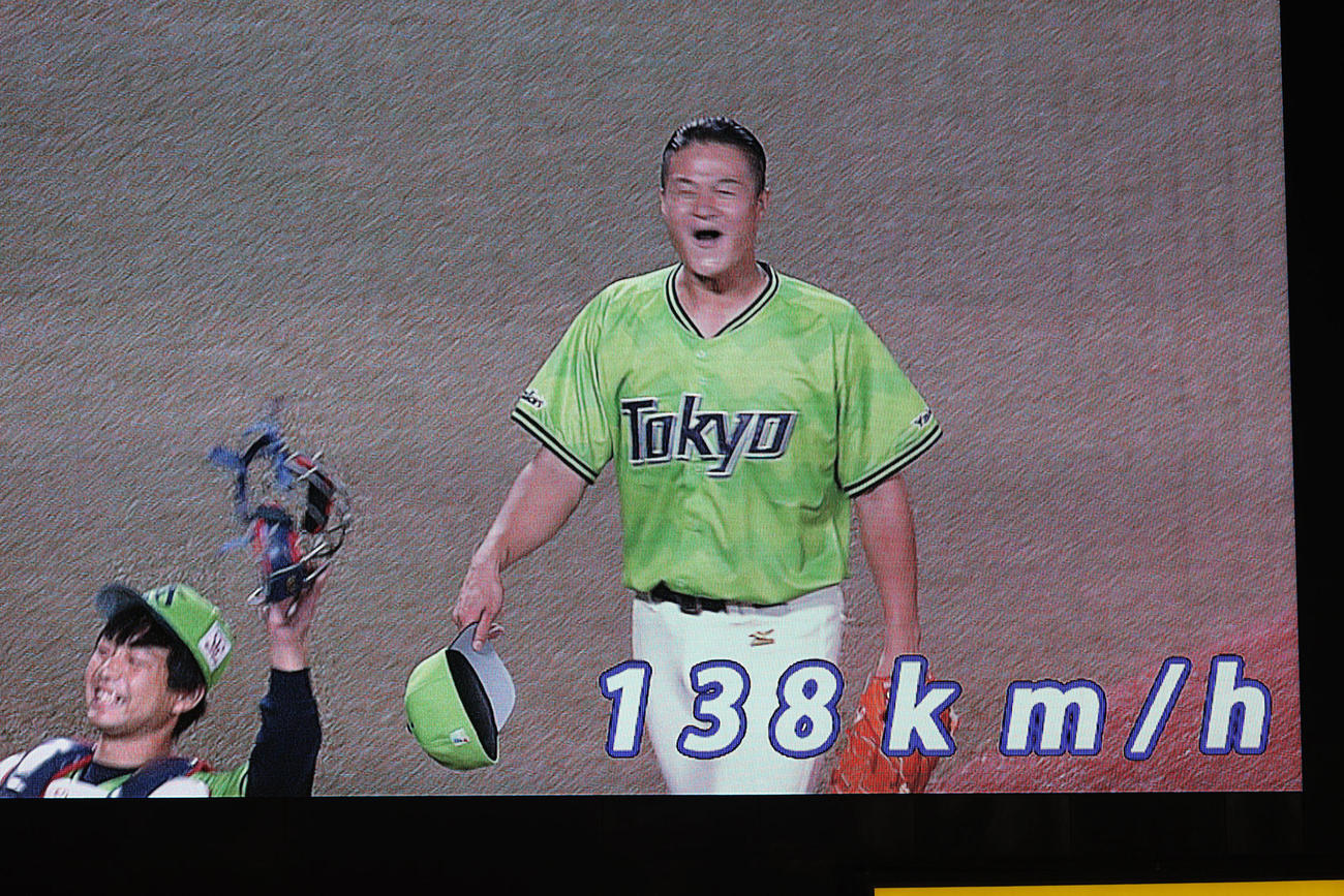 「松山DAY」で始球式を務める済美高出身のティモンディ高岸宏行。球速138キロをマークした（撮影・狩俣裕三）