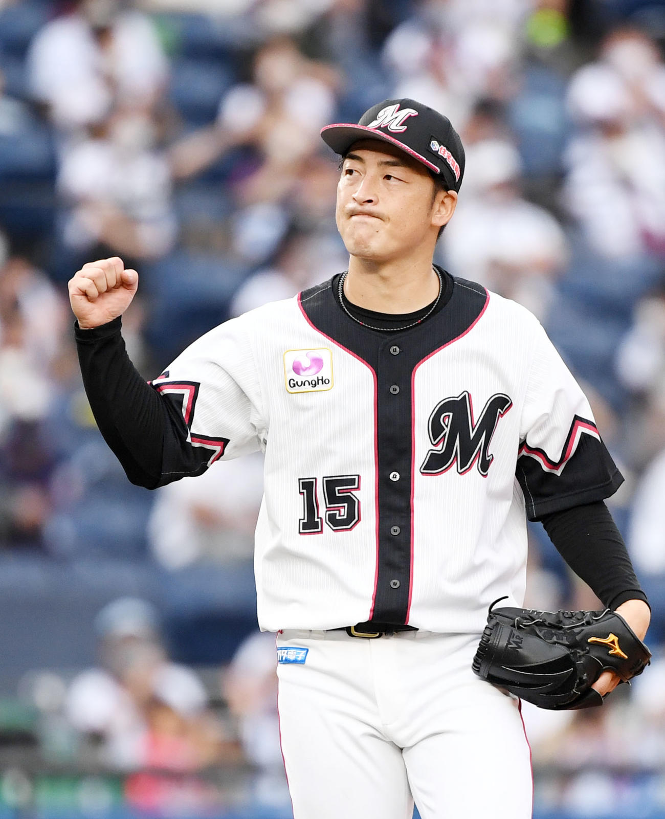 ロッテ対西武　完投勝利を果たしガッツポーズするロッテ美馬（撮影・横山健太）