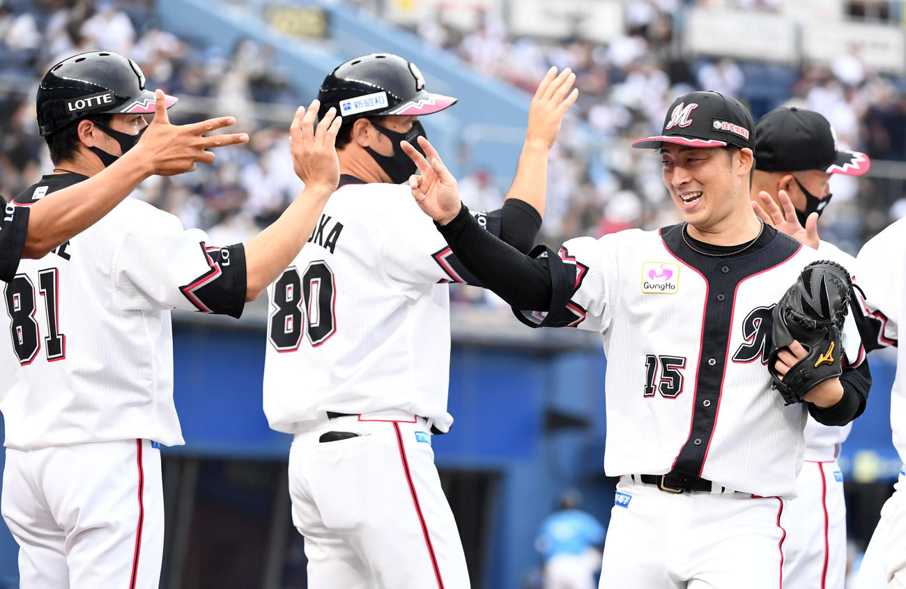 ロッテ対西武　完投勝利を果たし笑顔を見せるロッテ美馬（右）（撮影・横山健太）